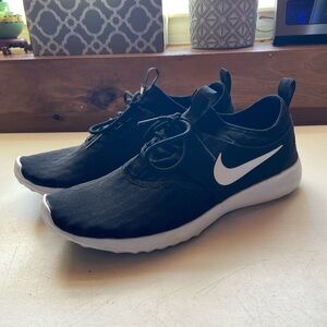 Nike Women's Black and White Athletic Shoes